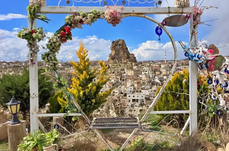 Ortahisar Kapadokya manzara noktası kaleye karşı oturma alanı